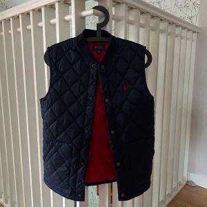 Ralph Lauren Väst - Säljer denna supersnygga marinblåa västen från Ralph Lauren Strl L (barn)= XS/S (herr) Använd ett fåtal gånger Passar perfekt nu till sommaren☀️