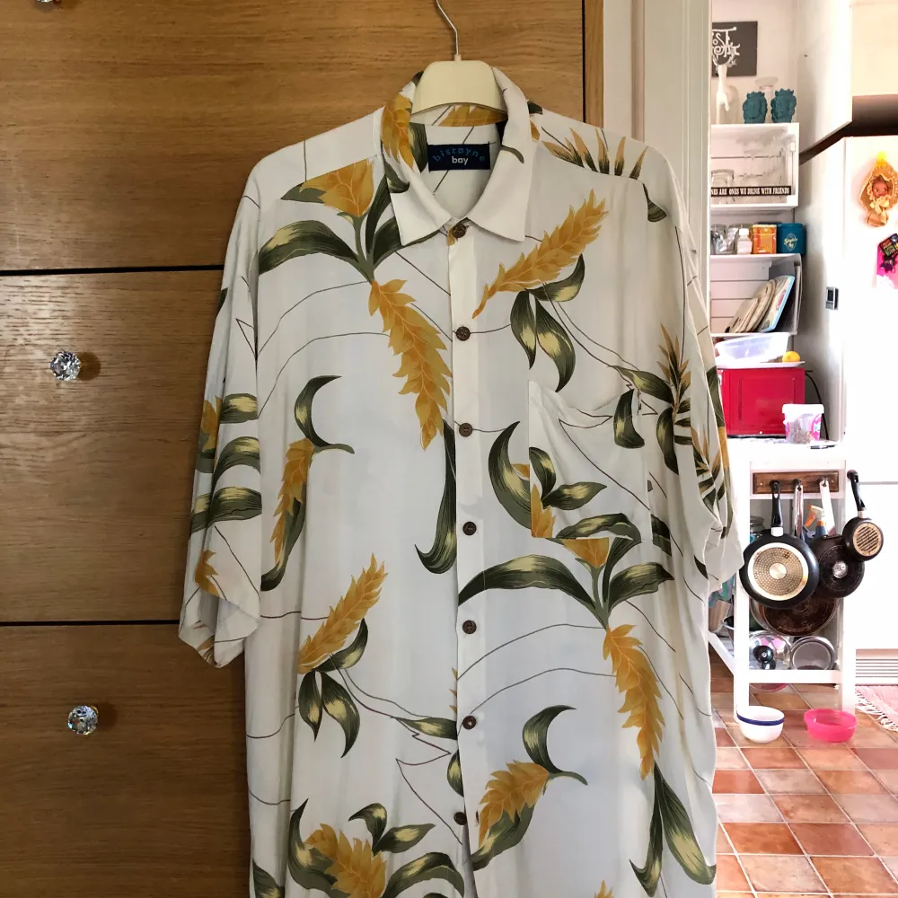 Somrig, skön herrskjorta köpt i Arizona, XL. Märket Biscayne Bay är från Florida. Snygg och ren, alla knappar finns. . Skjortor.