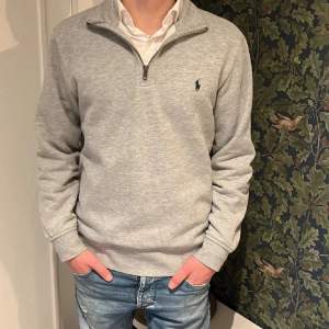 Tjena! Säljer nu min Ralph lauren half zip. Nypris är 2000kr och säljer ändats för 499! Skick 9/10😀