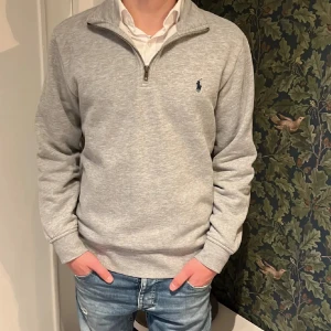 Ralph lauren half zip - Tjena! Säljer nu min Ralph lauren half zip. Nypris är 2000kr och säljer ändats för 499! Skick 9/10😀