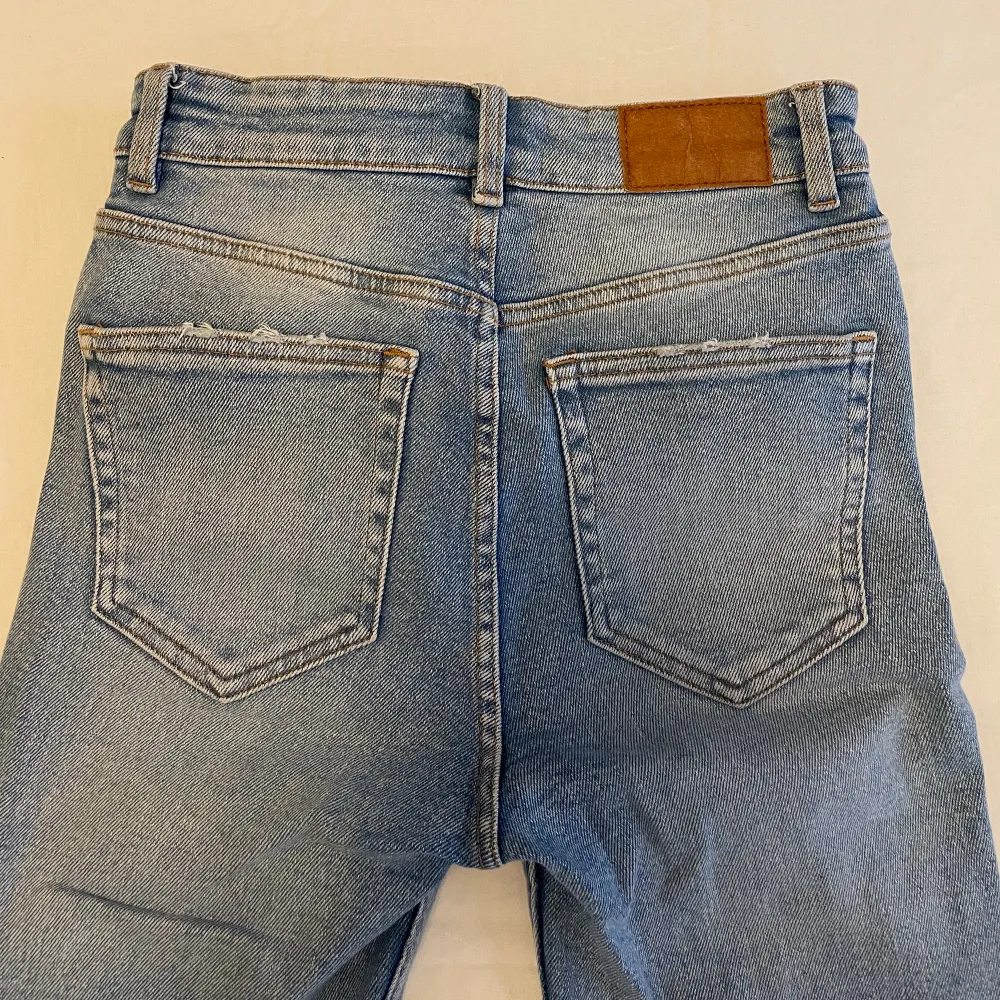 Blåa högmidjade zara jeans i stolek 34. Aldrig använt då dom är för små. Ganska stretchiga i materialet. Ny skick. Jeans & Byxor.