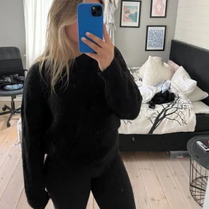 Svart stickad tröja - Svart stickad tröja i M. Använd fåtal gånger då jag inte fått användning för den.