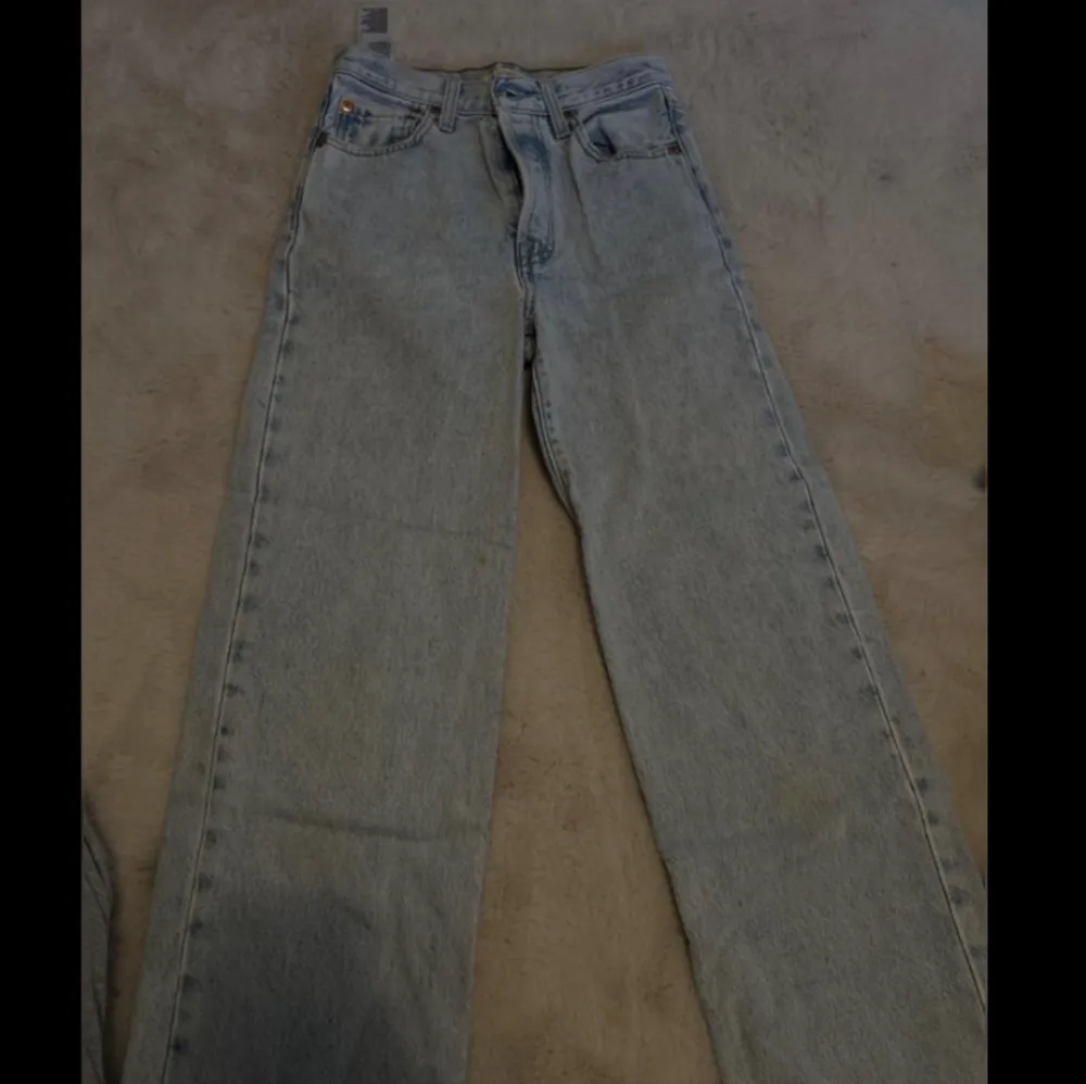 Ribcage straight jeans från Levis, använda. Formen är rak på Jeansen. Längden är storlek 29.  Midjan är storlek 24. Jeans & Byxor.