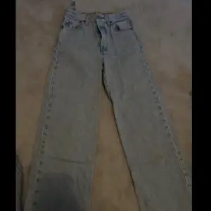 Ribcage straight jeans från Levis, använda. Formen är rak på Jeansen. Längden är storlek 29.  Midjan är storlek 24