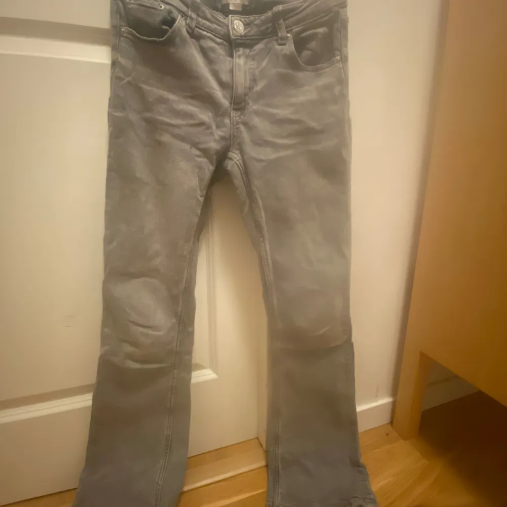 En par bootcut jeans från Gina som jag har växt ut , köpta för 299kr,storlek 158❤️ skriv om ni är intresserade. Jeans & Byxor.