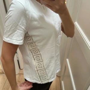Vit tshirt - Säljer denna t shirten från zara storlek M