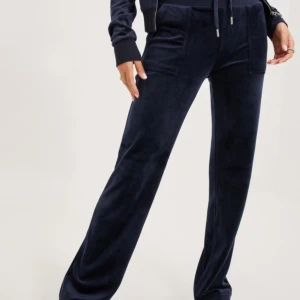 Juicy couture byxor  - Den är använda men är ändå i bra skick,den är i storlek xs, den kommer inte till användning och tar bara plats så känner att de är dags att sälja dom,skriv privat för bättre bild på dom 