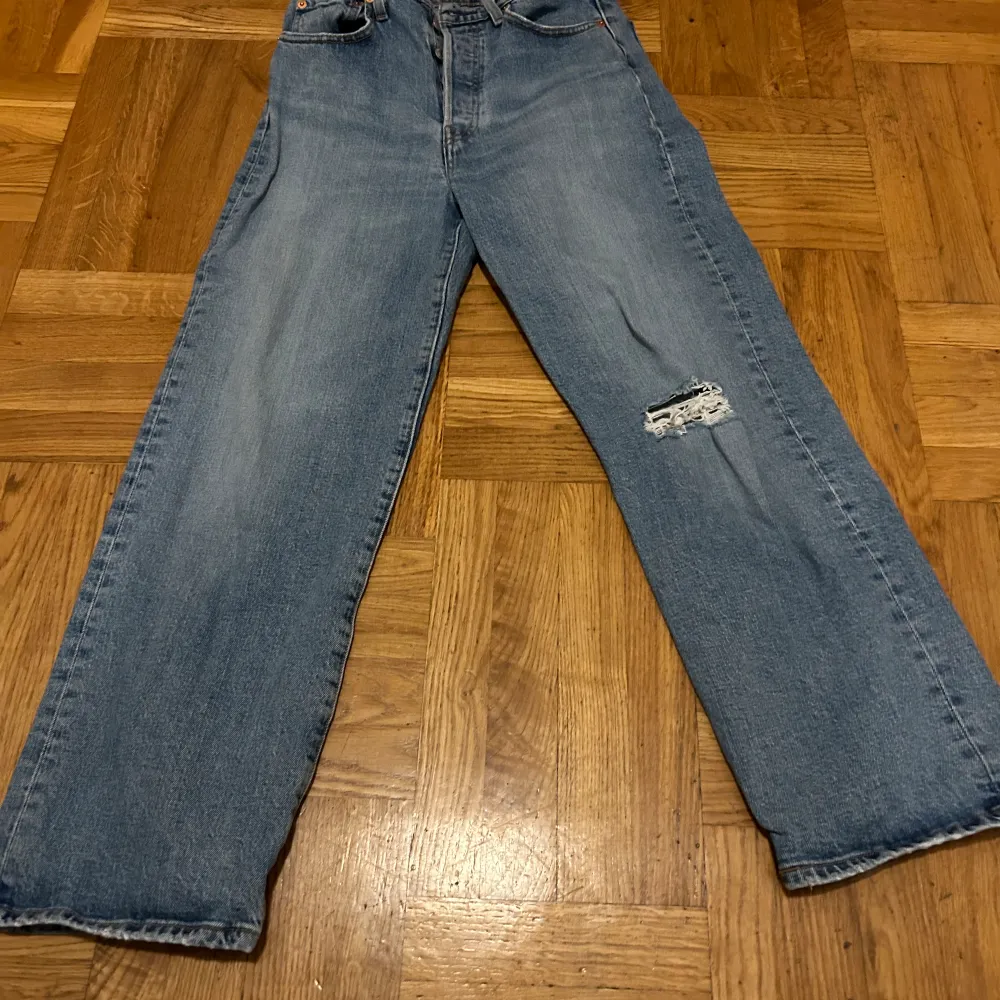 De här byxorna är använda fast har fortfarande bra kondition.. Jeans & Byxor.