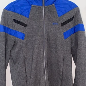 Hugo boss zip hoodie - Säljer nu en Hugo boss hoodie i nyskick, storlek S. Skriv vid intresse för fler bilder och info
