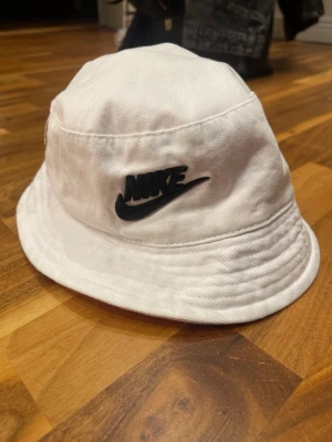 Hat - Du kan vända den ut och in så får du som en ny hat