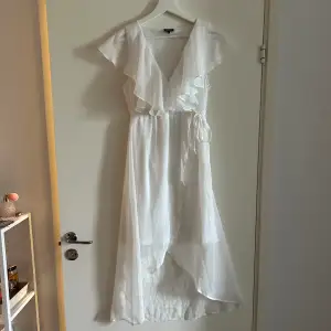 Jättefin vit klänning som aldrig kommit till användning🤍🤍 