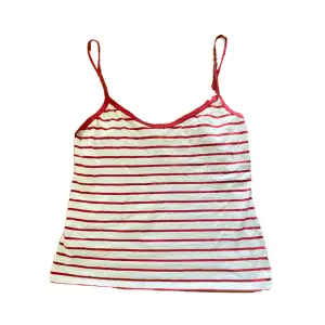 Elevate your casual look with this chic red and white striped top from Polarn O. Pyret. Crafted in size M it effortlessly blends comfort with style making it a versatile wardrobe staple for any occasion!