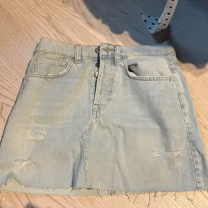 Säljer denna jeans kjol då den inte kommer till användning💕
