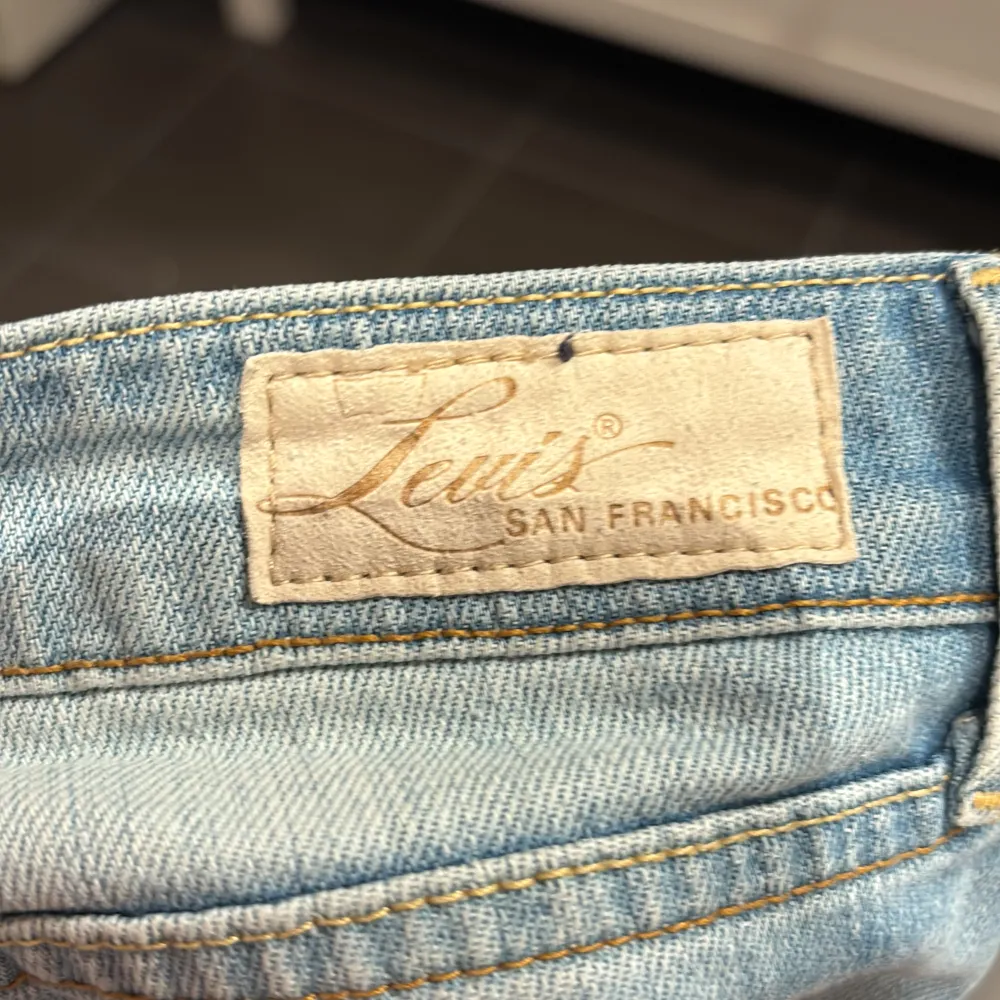 Ljusblåa Vintage Levis jeans från 90-talet. Straight leg, i väldigt bra skick. Säljer då de är förstora för mig.. Jeans & Byxor.