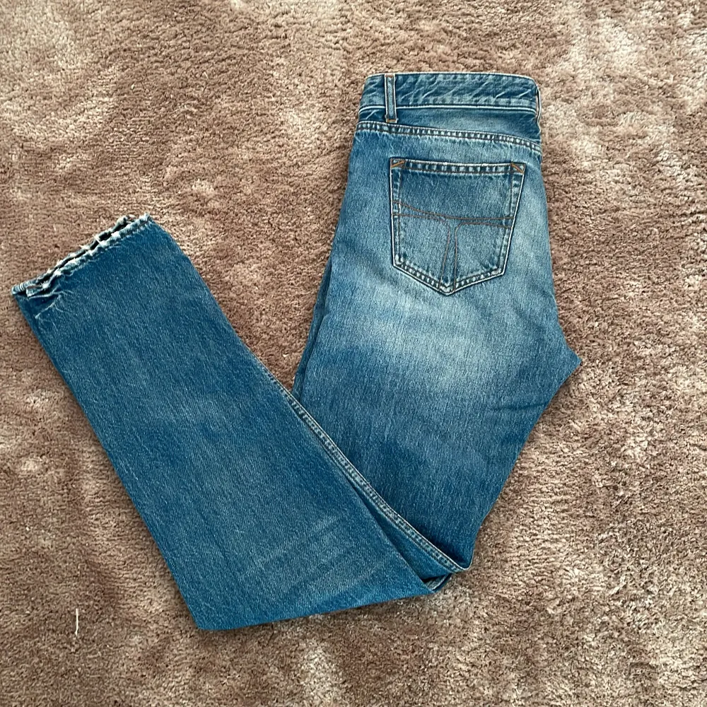 Riktigt snygga jeans från Tiger Of Sweden. Modellen är 171 lång (bild från förra säljaren) skick 9/10 säljer då de är lite för små för mig. Pris kan diskuteras. Jeans & Byxor.