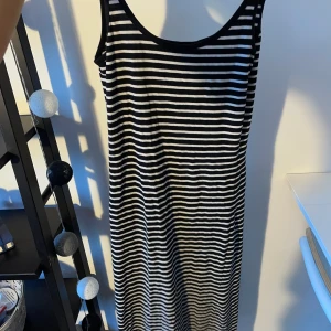 Randig lång klänning  - Fin randig klänning 