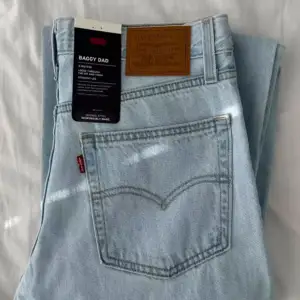 Säljer nu mina super fina Levis jeans i storlek 29/31 i baggy moddellen 94! Skriv för fler bilder eller vid intresse, klicka gärna köp nu!❤️