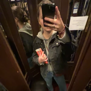 Svart oversized jeansjacka - Jättefin oversized jeansjacka från Hm! Säljer då den inte kommer till användning. Kan skicka egna bilder!! Det är inte exakt samma som på bilden men i princip identisk. Möts gärna upp eller fraktar. Tryck gärna på köp nu!!❤️❤️