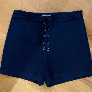 Marinblå shorts  - Söta shorts med snörning, knappt använda! 