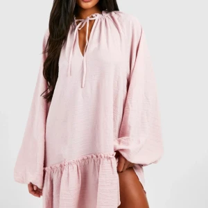 Volang klänning  - Säljer denna fina volang klänning från Boohoo p.g.a för stor storlek. Den är ej använd och har prislapp kvar, i storlek 36. Hör gärna av dig vid intresse😊