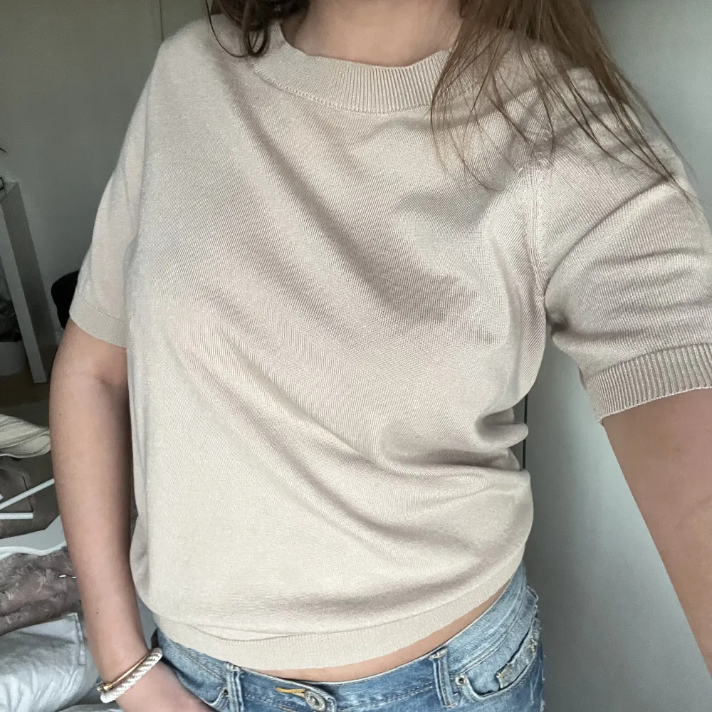 Stickad tshirt i beige, oanvönt skick❤️. Stickat.