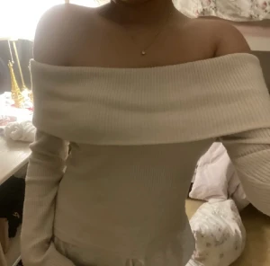 Off shoulder top - Köpt på plick men kommer inte till användning så säljer vidare (Bilderna är från förra säljaren) (Passar även XS)
