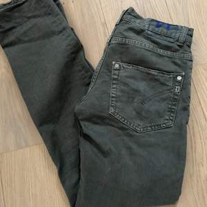Säljer nu dessa feta Dondup jeans. I mycket bra skicka i fet grå svart färg. Storlek 14y men sitter som 27/28 bara att skriva vid funderingar 