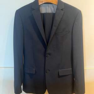 Marin Blå kostym från H&M|Aldrig använd|ny skick|Ny pris:1899kr|Pris kan diskuteras|