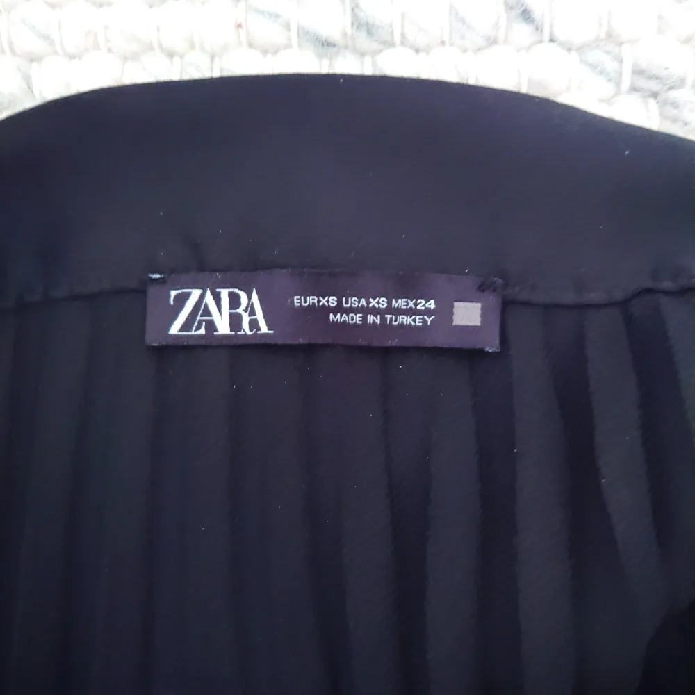 Använd kjol från Zara i gott skick. Inga skador. Säljs för den kommer inte längre till användning. Storlek: XS. Kjolar.