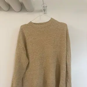En snygg ”knit-sweater” från Urban outfitters. Passar ganska oversized