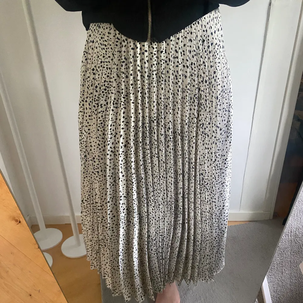 Säljer denna superfina kjol då den tyvärr blivit för liten, i väldigt fint skick då den använts ett fåtal gånger. Inte alls genomskinlig och hittar inga defekter 🙌🙌. Kjolar.
