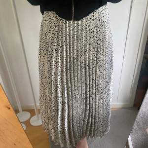 Säljer denna superfina kjol då den tyvärr blivit för liten, i väldigt fint skick då den använts ett fåtal gånger. Inte alls genomskinlig och hittar inga defekter 🙌🙌