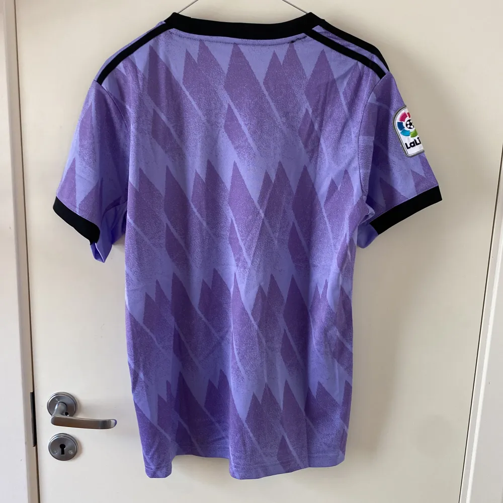 Tja säljer denna fotbollströja som jag köpte förra sommaren men som inte har kommit till någon användning den är helt ny med tags. . T-shirts.