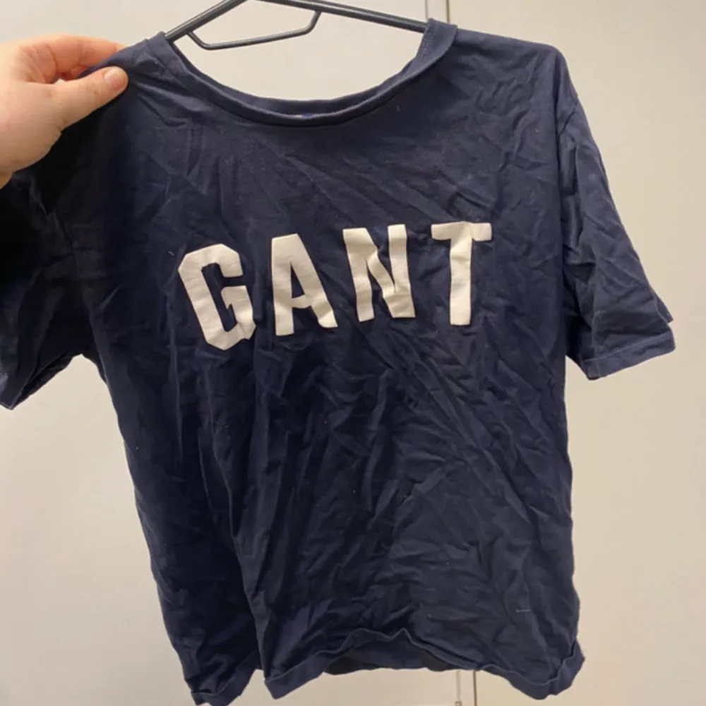 Gant t-shirt, den är i fint skick men har några små sprickor i texten. . T-shirts.