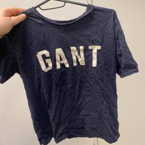 Gant t-shirt, den är i fint skick men har några små sprickor i texten. 