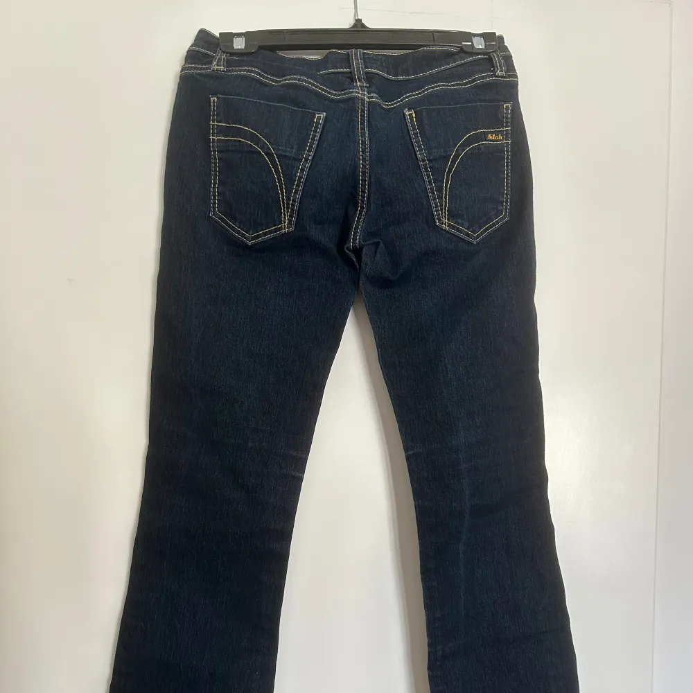 Super fina mörkblåa low rise jeans från 2000 talet. Dom e flared vid botten och sitter väldigt bekvämt. Passar de som gillar y2k stilen. ✨. Jeans & Byxor.