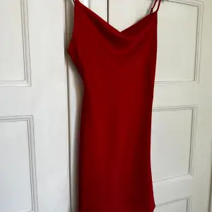 Jättefin röd klänning i silkesmaterial använd 1 gång, storlek S, köpt från Urban Outfitters, nypris runt 1 000 kr❤️