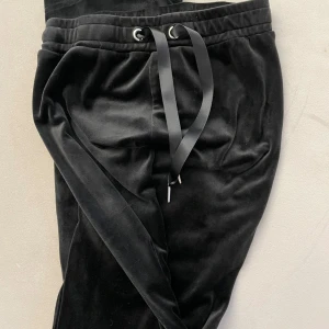 Velvet byxor - Mjukis byxa velvet från Gina tricot. Mycket fint skick då jag använt dem fåtal gånger. 