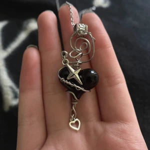 handgjort halsband - skriv om du vill har några frågor <3