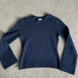 STICKAD TRÖJA  - stickad mörkblå tröja från hm som jag nästan aldrig använt. väldigt fint skick! 👏🏻 