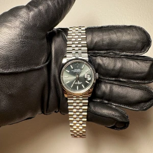 36mm BP factory Datejust Rolex - 36mm Datejust Rolex BP factory dvs oslagbar kvalitet. 2813 movement, automatic dvs. Den är i super skick, tagit hand om den, och säljer då jag anförskaffat mig en ny.  Möts endast upp, fråga om bild/video! Passar man och kvinna!!