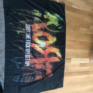 KORN flagga - 1100x750mm.  fick den 3/4 år sen och ja den e använd.Den har hålmarken på kanterna.