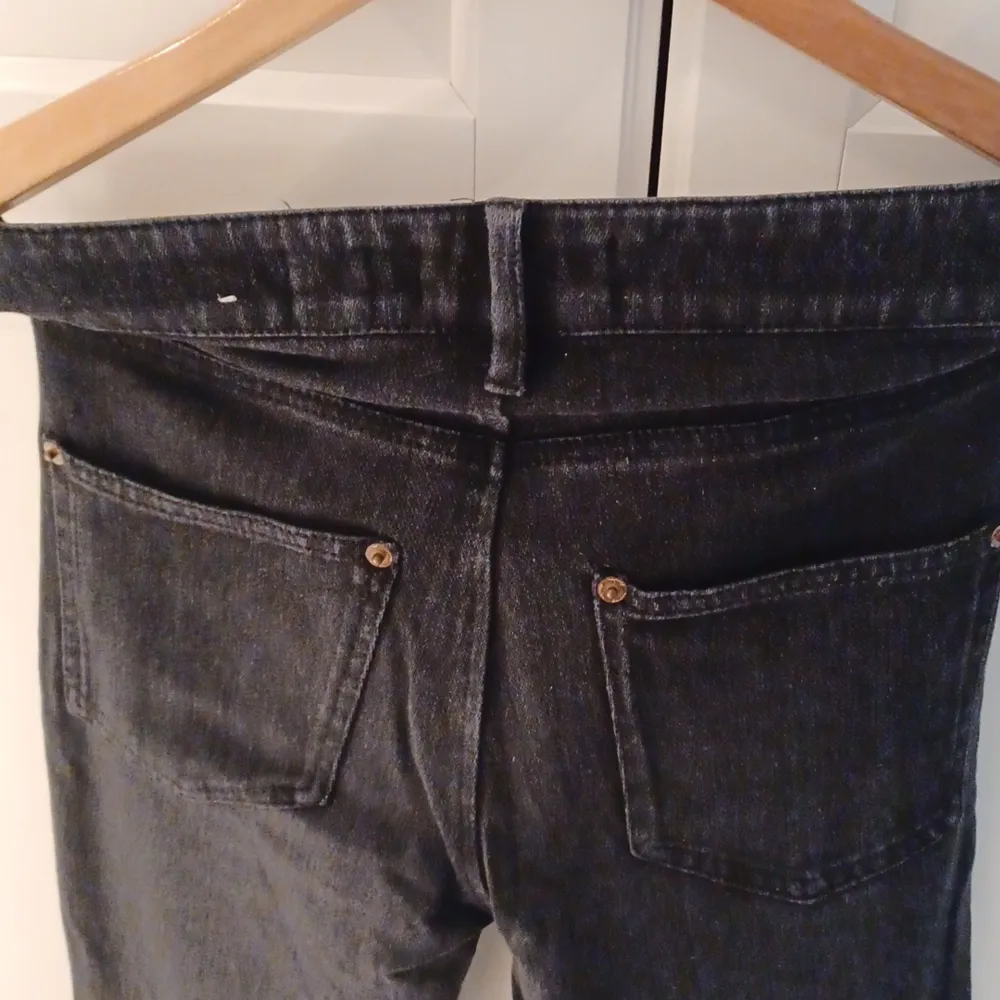 Svarta  Strechiga jeans Stl 32 Inköpta på cubus Topp skick Aldrig använda . Jeans & Byxor.