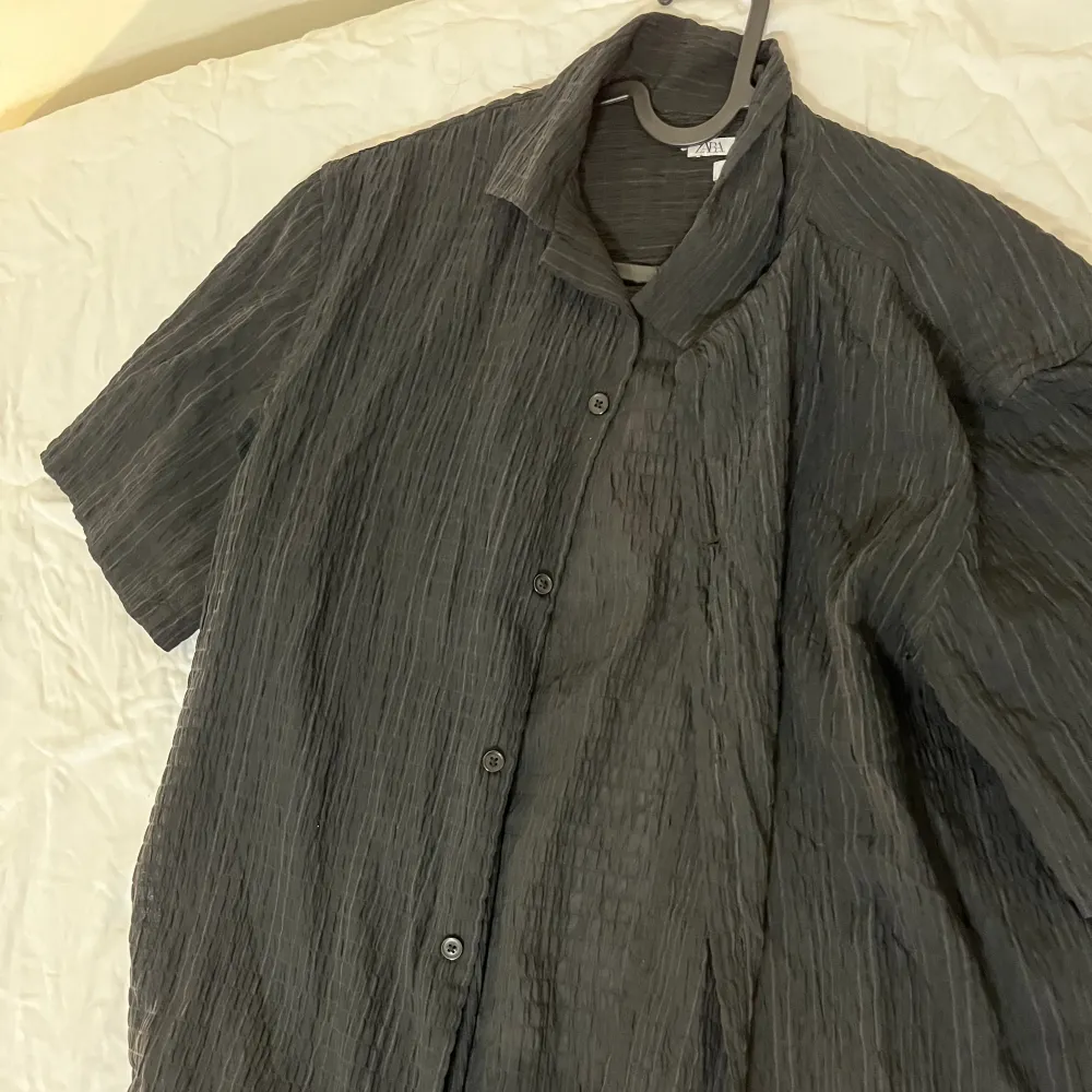 En svart sommar skjorta från Zara. Den är använd fast fortfarande i bra skick. . T-shirts.