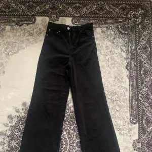 Säljer svarta jeans från Gina Tricot, storlek S. Tvättade och i utmärkt skick. Köpta för 400 kr, säljs nu för 200 kr eller enligt överenskommelse. Perfekta för en tidlös och mångsidig look!❤️