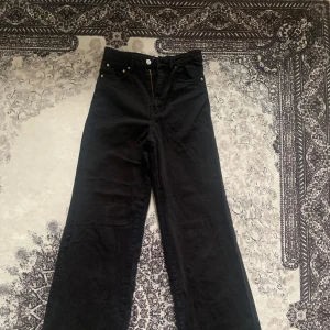 Jeans  - Säljer svarta jeans från Gina Tricot, storlek S. Tvättade och i utmärkt skick. Köpta för 400 kr, säljs nu för 200 kr eller enligt överenskommelse. Perfekta för en tidlös och mångsidig look!❤️