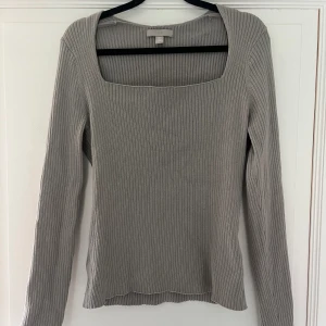 Långärmad Tröja - Långärmad tröja från H&M med supersnygg skurning! Använd endast två gånger. Storlek S men passar även M💓