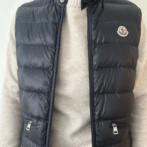 Moncler Gui Vest - Äkta Moncler Gui storlek 3 motsvarar typ Medium.  Kanonskick ser ut som ny! Köpt på Monclers butik i Stockholm