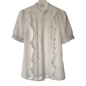 Vit Blus  - Från Vera Moda, storlek S. Dockan använder storlek XS. Genomskinlig material!  🧚🏼 MÅTT: Axel till axel 34cm Ärmlängd 27cm Armhåla till armhåla 48cm  Längd 61cm