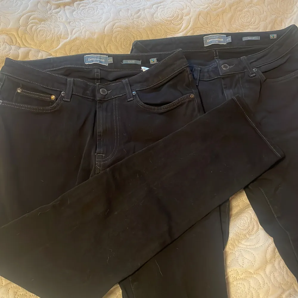 Dessa är min storebrors jeans som han köpte från dressman, han har enbart använt dom en gång då dom inte passade så bra. Båda är köpta för 600kr var men jag säljer båda paren för 500kr och 300kr för ett par jeans.. Jeans & Byxor.